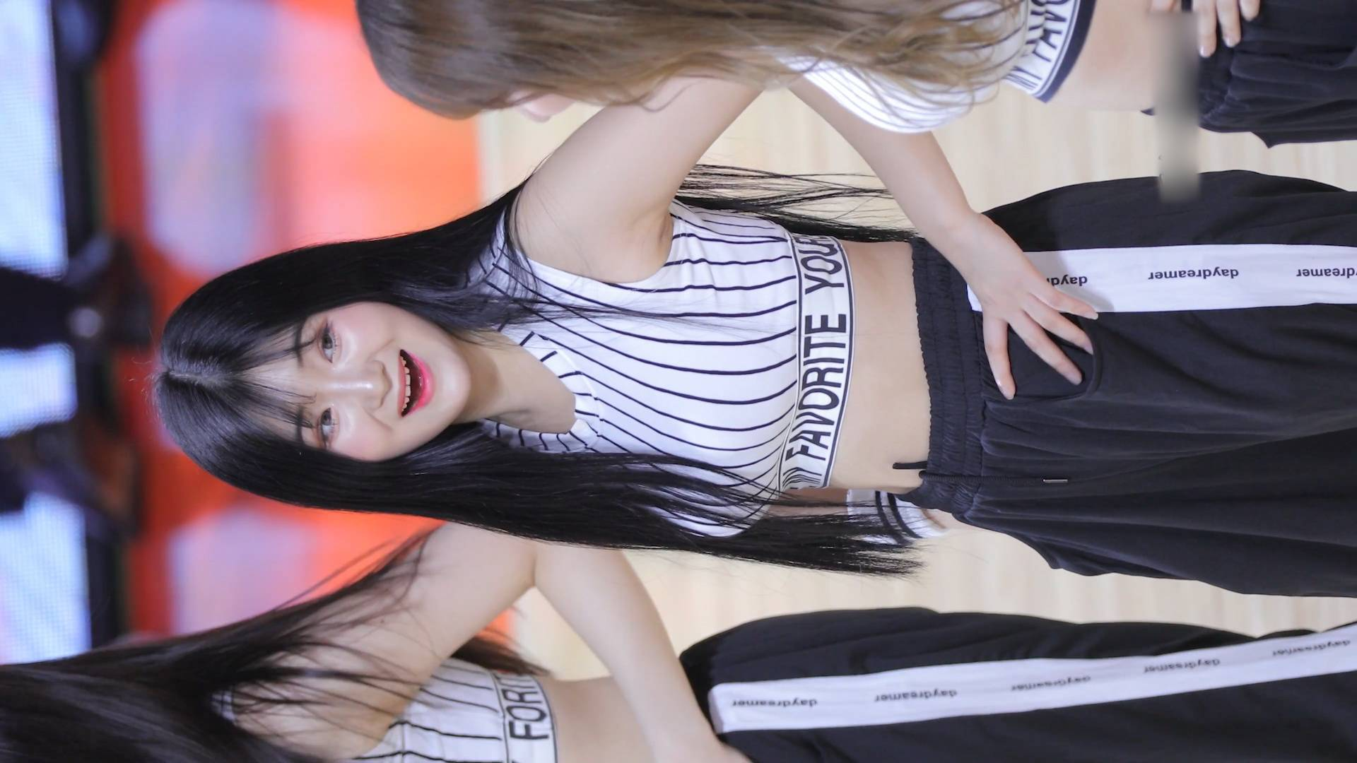 2019韩国美女啦啦队队长林余恩-这次不跳舞了,和男同学玩起了斗鸡 有意思 哈
